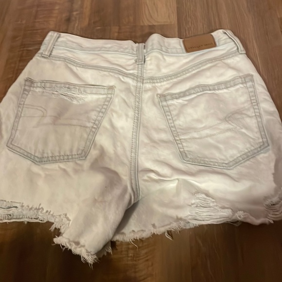 AEO 90’s Boyfriend Distressed Shorts 🤍 - Picture 11 of 17
